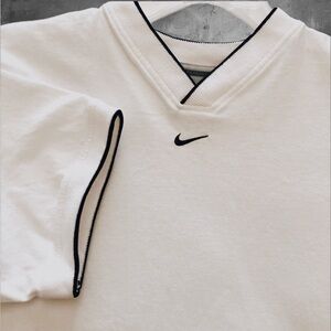 Nike VTG embroidered center swoosh V-neck t-shirt 💣
